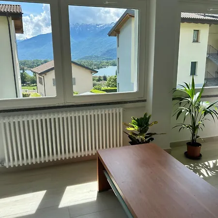 Vicino Al Lago, Con Ampio Giardino E Parcheggio