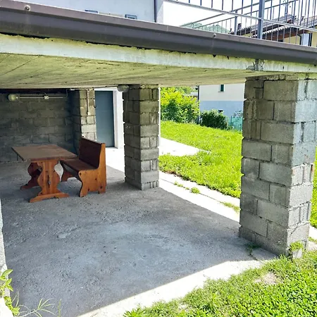 Vicino Al Lago, Con Ampio Giardino E Parcheggio 아파트 *