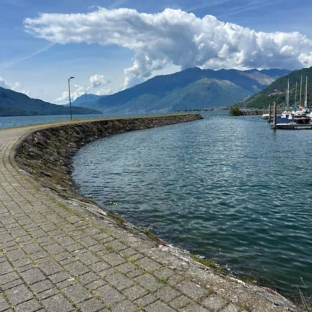 Vicino Al Lago, Con Ampio Giardino E Parcheggio